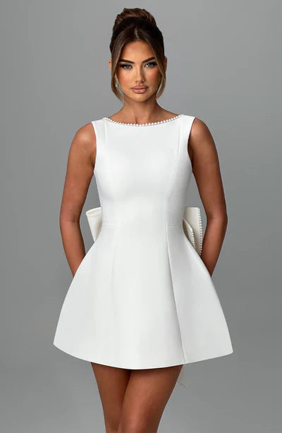 Elegantes Damen Kleid – Schleife, Perlen & Rückenfrei