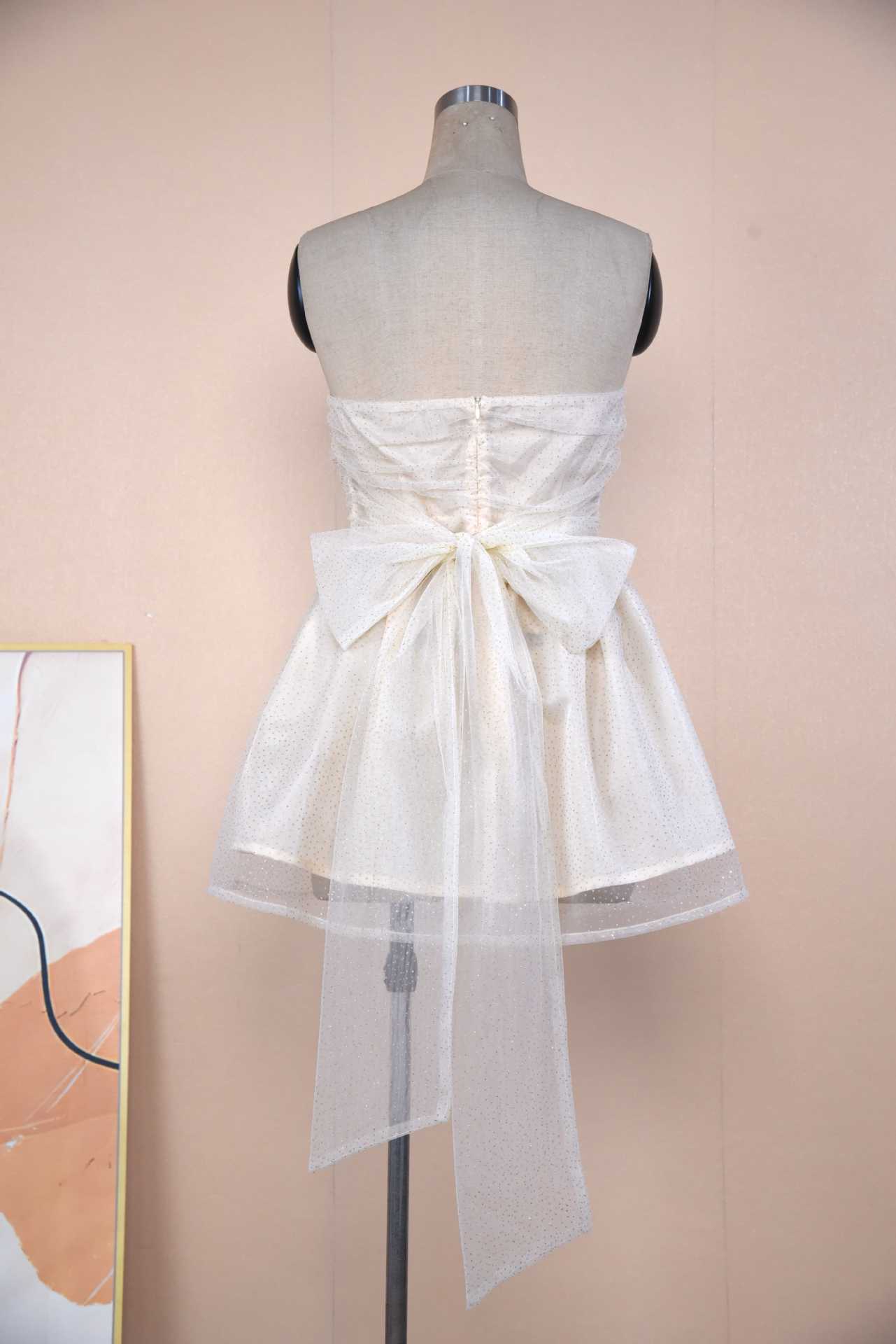 Damen Kleid – trägerlos, Schleife hinten