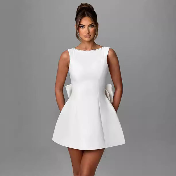 Elegantes Damen Kleid – Schleife, Perlen & Rückenfrei
