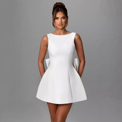 Elegantes Damen Kleid – Schleife, Perlen & Rückenfrei