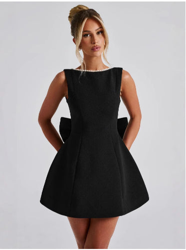 Elegantes Damen Kleid – Schleife, Perlen & Rückenfrei